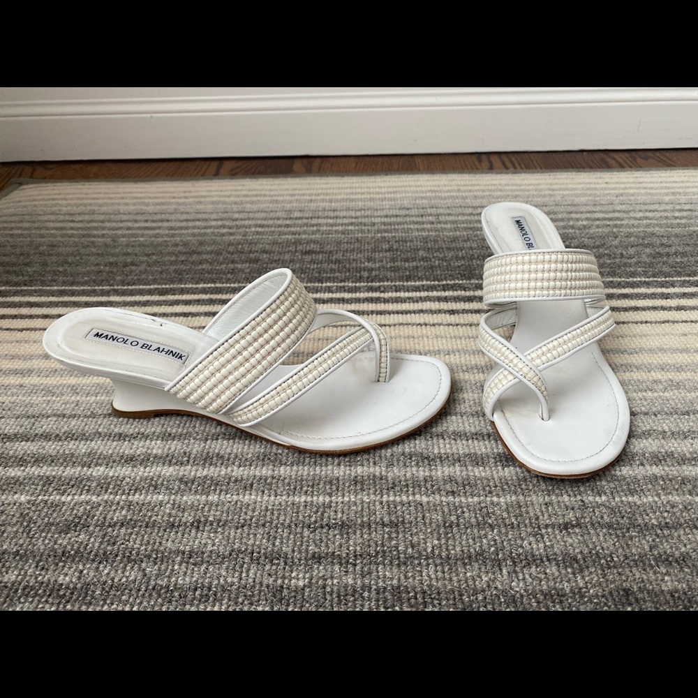 MANOLO BLAHNIK White Leather Sandals sz 7-1/2 (fits like a sz 7)